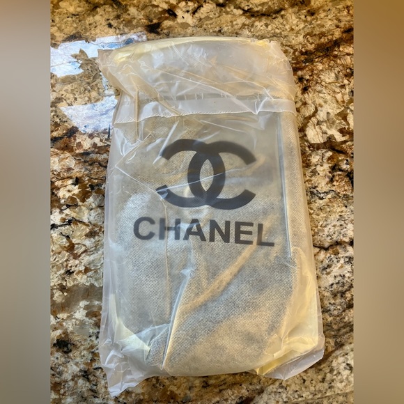 CHANEL Beaty Travel and Makeup Pouch with Logo - Picture 6 of 9
